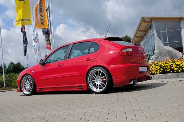 Zijskirts Seat Leon met 2 schacht en 2 uitsnedes Rieger